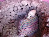 [Photo of pre-Incan grave exhibit at Museo Ritos Andinos]
